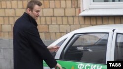 Российский оппозиционер Алексей Навальный садится в машину Федеральной службы исполнения наказаний у здания суда. Москва, 21 октября 2014 года.