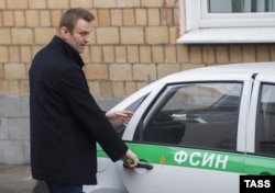 Алексей Навальный садится в машину ФСИН, чтобы из-под домашнего ареста ехать на заседание суда по делу "Ив Роше", 21 октября 2014 года