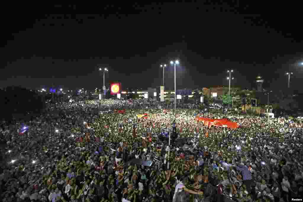 Громадські виступи на підтримку Ердогана, як виглядає, посилились після його звернення до народу і заклики виходити на вулиці