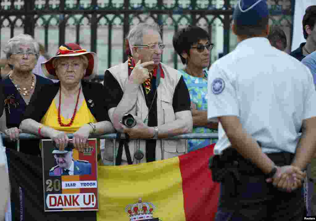 Belgijanci se okupili kako bi prisustvovali ceremoniji abdikacije i polaganja zakletve novog kralja, Kevin Coombs