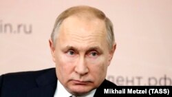 Владимир Путин, раиси ҷумҳури Русия аз як мактаби ҳунарии кӯдакона дар Липеск дидан кард. 22 январи соли 2020.
