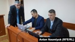 Справа наліво: адвокати Олексій Ладін, Еміль Курбедінов та їхній підзахисний Сулейман Кадиров на засіданні міського суду Феодосії, 12 лютого 2018 року