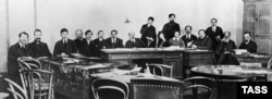 Члены большевистского правительства России (Совнаркома) в Смольном 5 января 1918 года. В центре за столом - Ленин, рядом с ним стоит Сталин