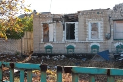 Зруйнована будівля у селі Піски, жовтень 2018 року