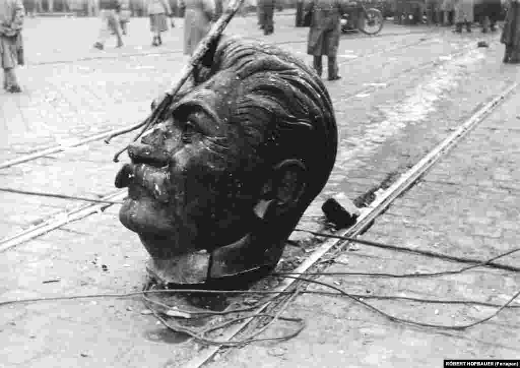Главата на статуята на Йосиф Сталин лежи на улицата в Будапеща. Тя е откачена от тялото по време на Унгарското въстание през 1956 г.