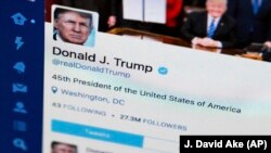 کاخ سفید می‌گوید که استفاده آقای ترامپ از توئیتر فرصت ارتباط بی‌واسطه با شهروندان آمریکایی را به رئیس‌جمهور آمریکا می‌دهد.