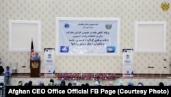 داکتر عبدالله عبدالله رئیس اجرائیه افغانستان حین سخنرانی به نشستی در بارۀ مشارکت زنان در انتخابات ریاست جمهوری