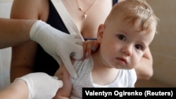 Дитина отримує щеплення у Києві, серпень 2019 року