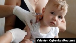 Vaccinul DTaP/IPV/Hib/HepB oferă protecţie împotriva difteriei, tetanosului, tusei convulsive, poliomielitei, Haemophilus influenzae tip b și hepatitei B. (Imagine generică)