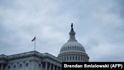 Вид на здание Капитолия в Вашингтоне, расположение конгресса США.