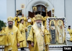 Митрополит Новосибирский и Бердский Тихон (в центре) во время крестного хода в честь святых равноапостольных Кирилла и Мефодия
