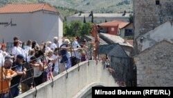 Igor Kazić izveo je u subotu, 11. jula, tačno u 11 sati i 7 minuta, skok sa Starog mosta u Mostaru