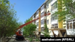 Turkmenistan. Removal of air conditioners. Crane, mashine. Turkmenabat. March 30, 2014