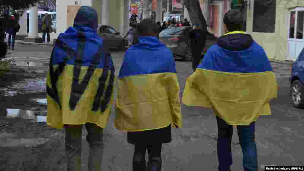 Публичные общественные акции в поддержку неделимости Украины и против присутствия российских войск в Крыму продолжались на&nbsp;оккупированном Россией Крымском полуострове еще несколько недель, увеличивая количество участников.