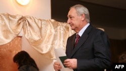 Сергей Багапш на избирательном участке, 12 декабря 2009 г.