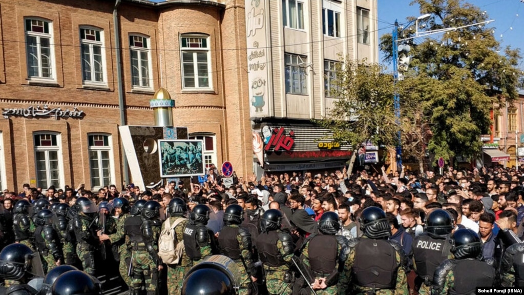 رویارویی پلیس ضد شورش با معترضان در نخستین روز اعتراض‌ها در ارومیه