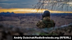 Вид на террикон с позиции украинских военных вблизи города Золотое Луганской облати