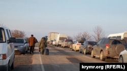 один из пунктов пропуска на административной границе с Крымом