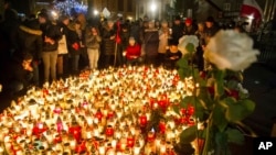 Люди вшановують пам'ять вбитого мера Гданська Павела Адамовіча, Гданськ, Польща, 14 січня 2019 року 