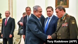 Benjamin Netanyahu (ortada), Rusiyanın baş qərargah rəisi Valery Gerasimov (sağda) və Rusiya prezidenti Vladimir Putin (solda), 11 iyul, Moskva