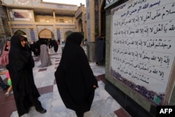 Иранки в мечети в Тегеране