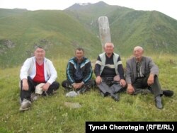 Солтон-Сарыдагы балбалдын жанында айылдаш агаларым менен. (Оңдон солго: Сулайман, Жумамүдүн, Мукан байкелерим жана мен). 28.7.2010.