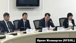 ЖСДП саяси бюросы президиумының төрағасы Зәуреш Батталова (оң жақта), мемлекеттік қызметі істері және коррупцияға қарсы іс-қимыл агенттігі басшысының орынбасары Алик Шпекбаев ЖСДП жиынында отыр. Астана, 24 қазан 2017 жыл.