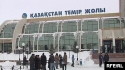 Астана теміржол вокзалы. (Көрнекі сурет).