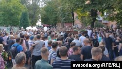 Сотні чалавек прыйшлі разьвітацца з Аляксандрам ВІхорам у пасёлку Касьцюкока пад Гомлем. 16 жніўня 2020