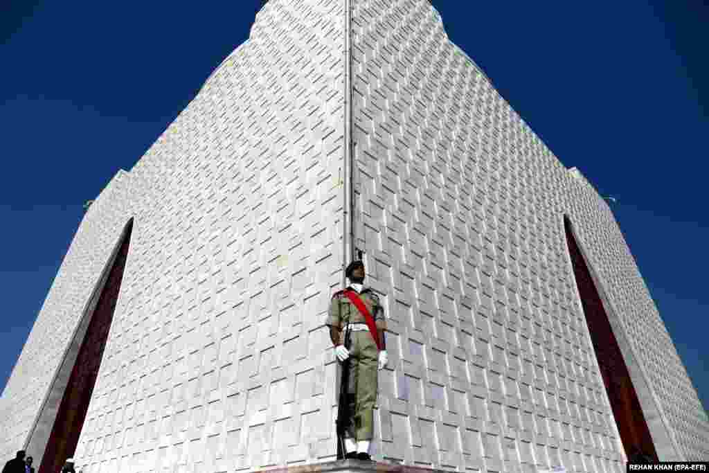 A Pakistani soldier stands guard during a ceremony for the nation&#39;s founder Quaid-e-Azam Muhammad Ali Jinnah in the southern port city of Karachi on the anniversary of his birth on December 25. (epa-EFE/Rehan Khan)