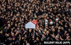 На похоронах 23-летнего турецкого парня Юнуса Гормека, который погиб при нападении на ночной клуб со стороны боевиков экстремистской группировки ИГ. Стамбул, 2 января 2017 года.
