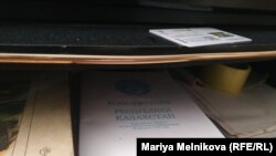 Белсенді Ерік Жұмабаевтың пәтеріндегі кітап сөресі.