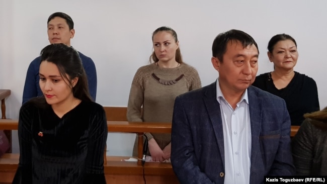 Обвиняемые в «участии в ДВК» (слева направо во втором ряду): Ануар Аширалиев, Оксана Шевчук и Гульзипа Джаукерова. Алматы, 19 ноября 2019 года.