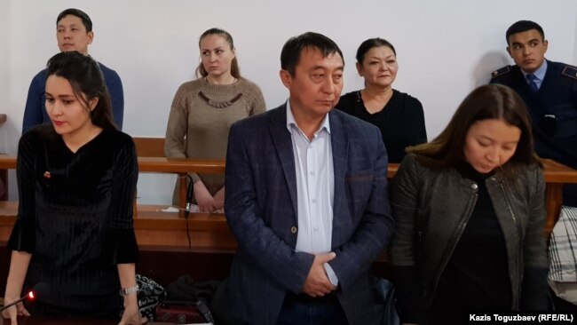 Слева направо на заднем плане: Ануар Аширалиев, Оксана Шевчук и Гульзипа Джаукерова в зале суда. Алматы, 19 ноября 2019 года.