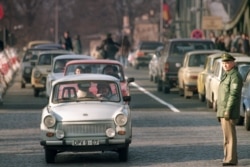 Автомобілі зі Східної Німеччини їдуть у Західну, 11 листопада 1989 року. Фото: Reuters