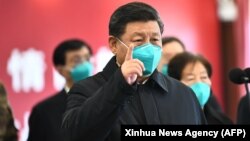 Președintele Xi Jinping, dând indicații unor medici chinezi