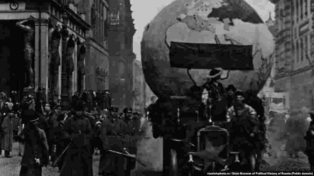 Перше травня у Петрограді. Макет глобуса з транспарантом: «Владика світу – праця!», 1920 рік