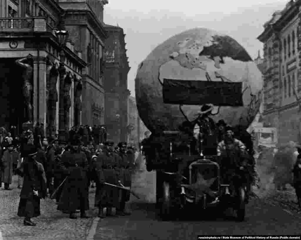 Первое мая в Петрограде. Макет глобуса с транспарантом: «Владыка мира – труд!», 1920 год
