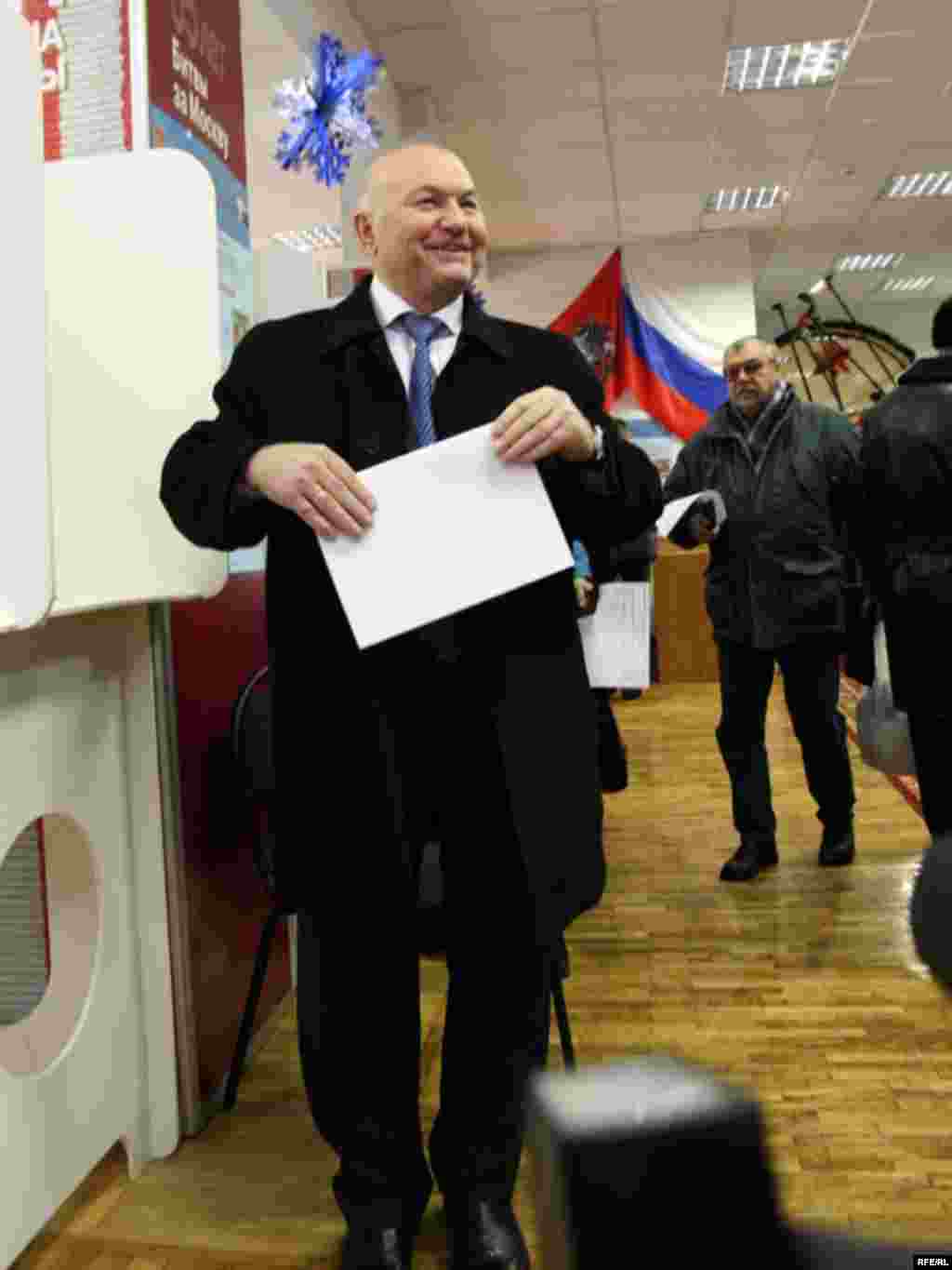 Мэр Москвы Юрий Лужков голосует. Москва, 2 декабря 2007 года