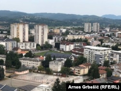 „Obišao sam lično taj most i kada pogledate u proteklih deset godina preko kakvog su mosta naši đaci i naši mještani i Sjenine i Sjenine Rijeke prolazili, onda vam je vrlo jasno da sada imate jedan bezbjedan most koji nije ograničen nosivošću", kazao je za RSE gradonačelnik Doboja (na fotografiji panorama Doboja)