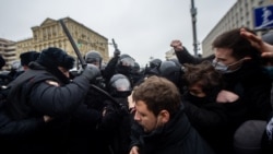 Ұрып-соқты, сүйреді, ұстап әкетті. Полиция Навальныйды қолдаған шеруді қалай жаншыды?