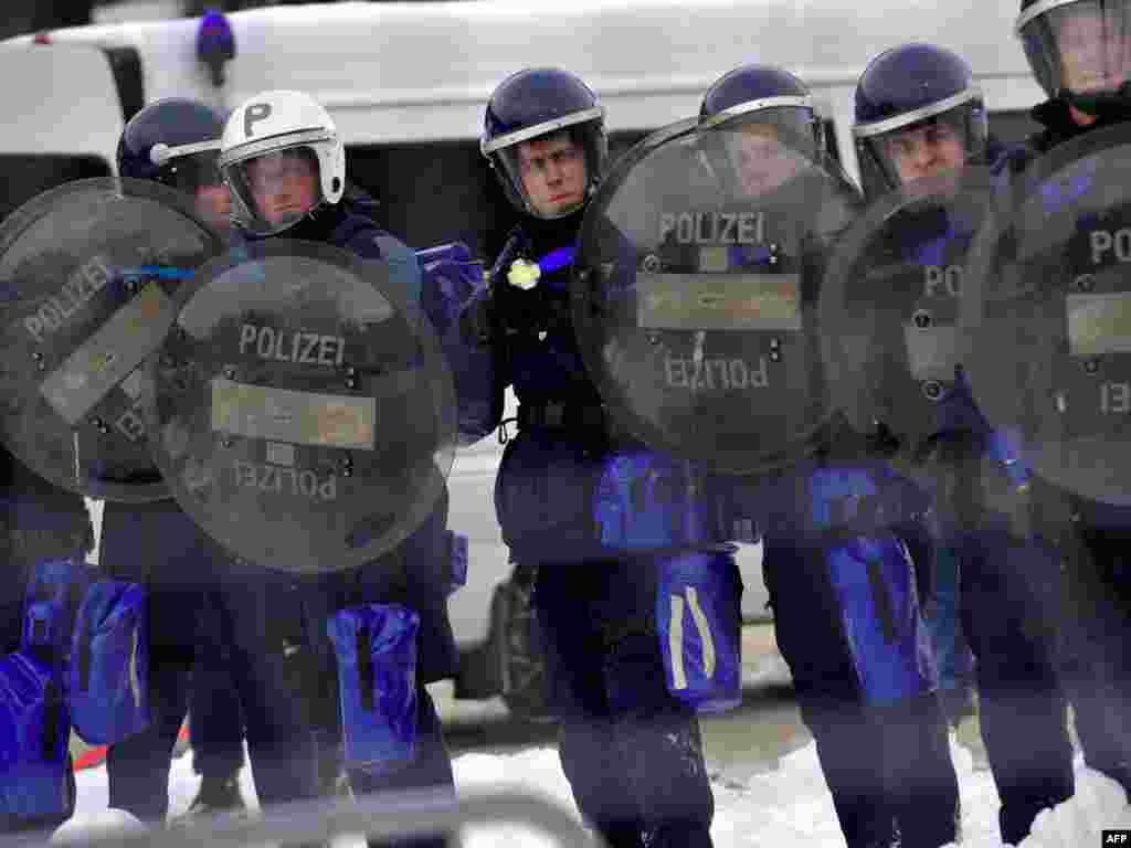 Демонстранти против Светскиот економски форум - Par3028631 Object name SWITZERLAND - DAVOS - FINANCE - ECONOMY - PROTEST SWITZERLAND, Davos : Swiss riot police take position close to the Davos Congres Center during a demonstration against the annual meeting of the World Economic Forum (WEF) attended by the world's business and political elite on January 30, 2010 in the Swiss Alp resort of Davos. AFP PHOTO / FABRICE COFFRINI