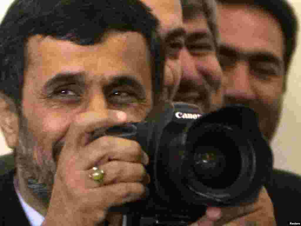 Իրանի նախագահ Մահմուդ Ահմադինեժադը ձեռքն է առել լուսանկարչական ապարատը, Թեհրան, մայիսի 17, 2010 