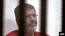 Мухаммед Мурси в зале суда в декабре 2015
