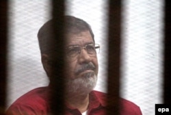 Mohamed Morsi, la o ședință din 2015 a procesului său.