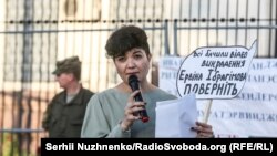 Tamila Taşeva «Ervin qayda?» aktsiyası vaqıtında, iyünniñ 27-si, Kyiv