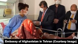 عبدالغفور لیوال سفیر افغانستان در ایران، در حال دیدار از مریض