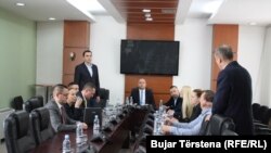 Anëtarë të Listës Serbe gjatë një mbledhje në ambientet e Kuvendit të Kosovës