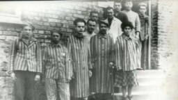 شماری از زندانیان آشویتس پس از آزادسازی این اردوگاه مرگ از دست نازی‌ها
