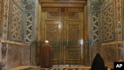 برپایی نماز پشت درهای بسته حرم حضرت معصومه در استان قم در دوران شیوع کرونا
